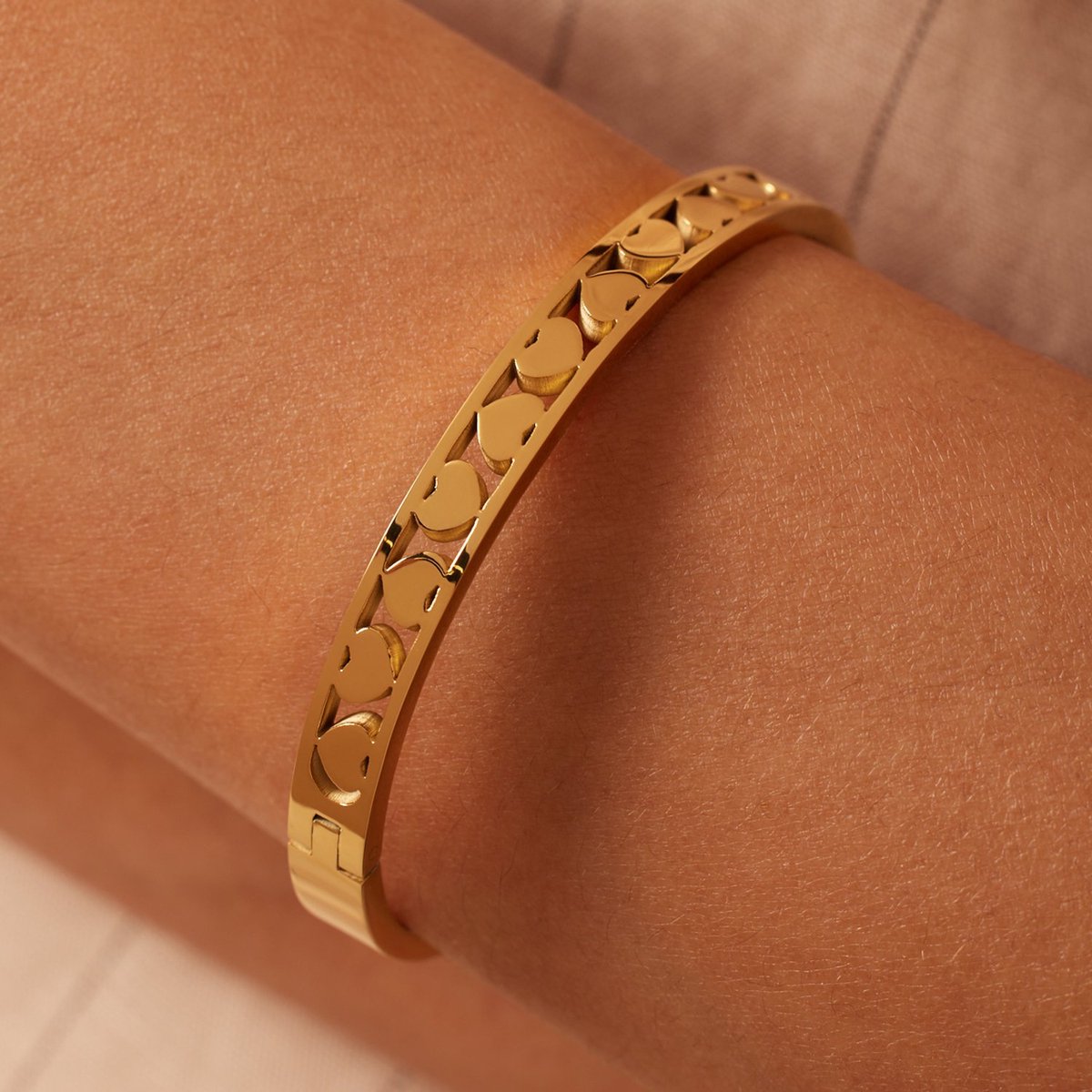 Guess Dames Guess stalen plated bangle armband Heart - Staal - Armband - Cadeau - Stijlvol - Goudkleurig - afbeelding 2