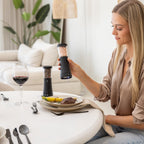 Deleca Elektrisch Peper en Zoutmolen Set Gustaro - 130ml Opslag Capaciteit - Luxe Zout & Pepermolen Stel - Instelbare Maalgraad - Geschenkverpakking Kerst / Sinterklaas Cadeau - USB Oplaadbaar / Zwart - afbeelding 5