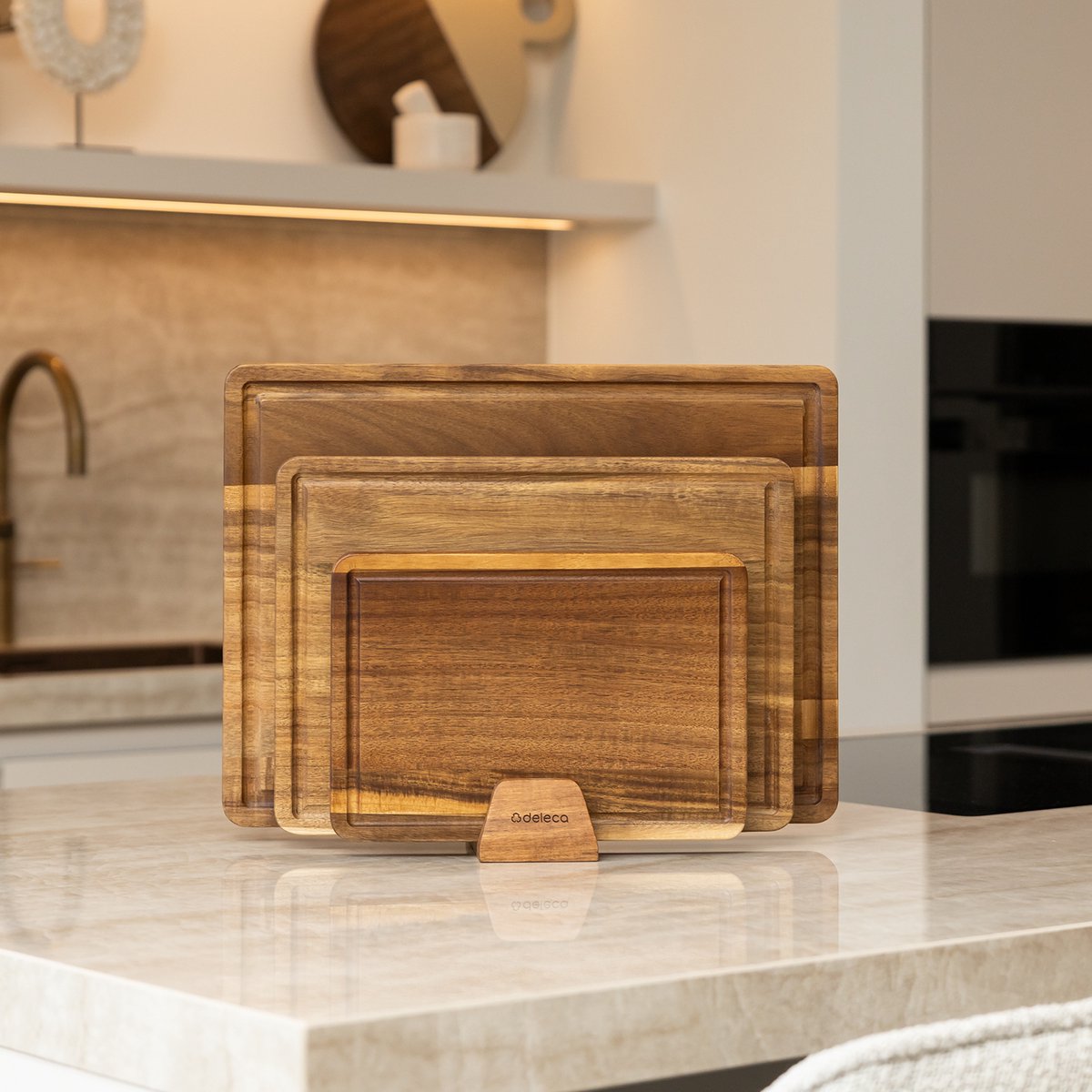 Deleca 3-delige Snijplankenset Sevilla met Houder - Snijplanken (40x30 | 33x24 | 26x18 cm) - Voor Keuken, Serveerplank, Kaasplank, Borrelplank, Snijplank en Tapasplank - FSC Acacia Hout - afbeelding 5