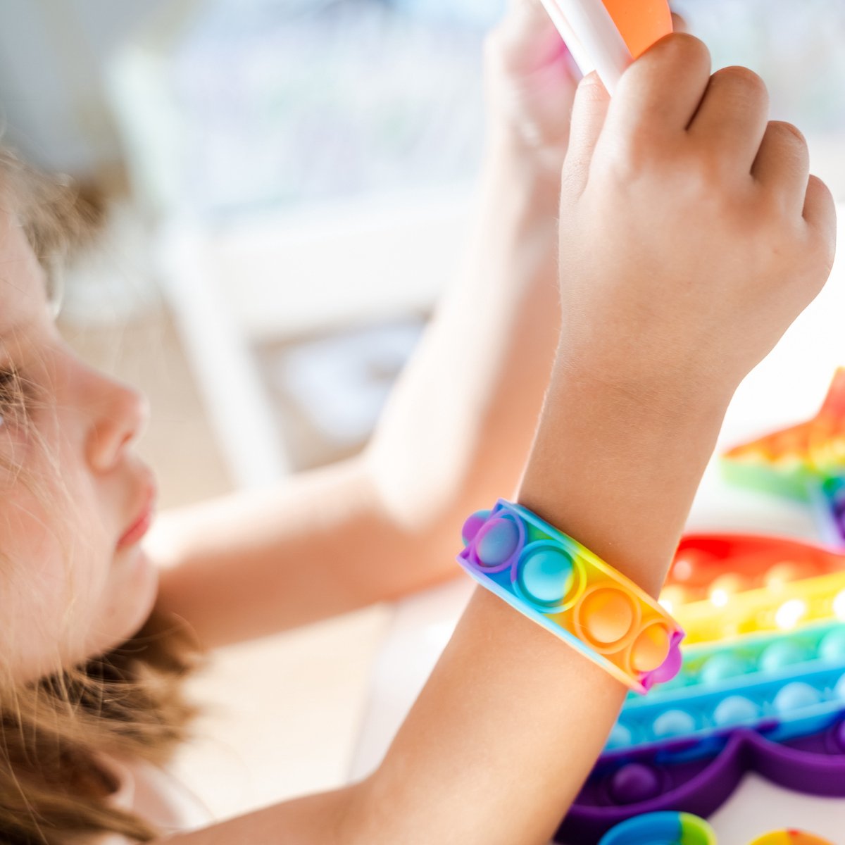 Partizzle 24x Fidget Toys Pop It Armbanden Pakket - Armbandjes Uitdeelcadeautjes - Grabbelton Traktatie Cadeautjes - Voor Kinderen & Peuters - afbeelding 4