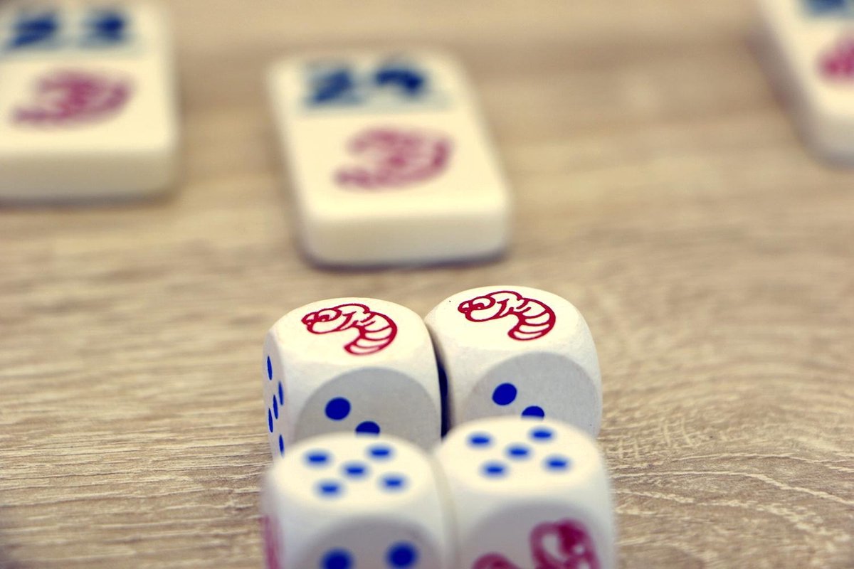 999 Games - Regenwormen - Dobbelspel - Eenvoudig te leren, snel te spelen - Familiespel - Gezelschapsspel - Educatief spel - Kinderspel - Klein cadeautje - afbeelding 3