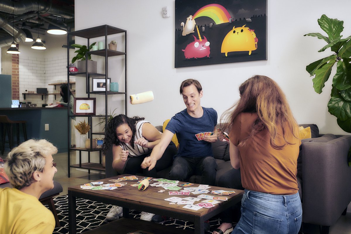 Throw Throw Burrito – Exploding Kittens - Hilarisch Partyspel – Kaartspel voor Familie en Vrienden - Gooi met Squishy Burrito's! - Nederlandstalig - afbeelding 5