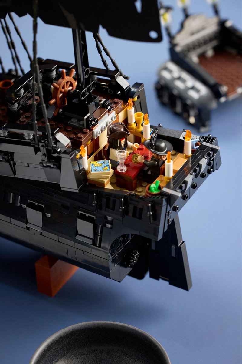 LEGO Icons Pirates of the Caribbean - Het Piratenschip van Kapitein Jack Sparrow - 10365 - afbeelding 4